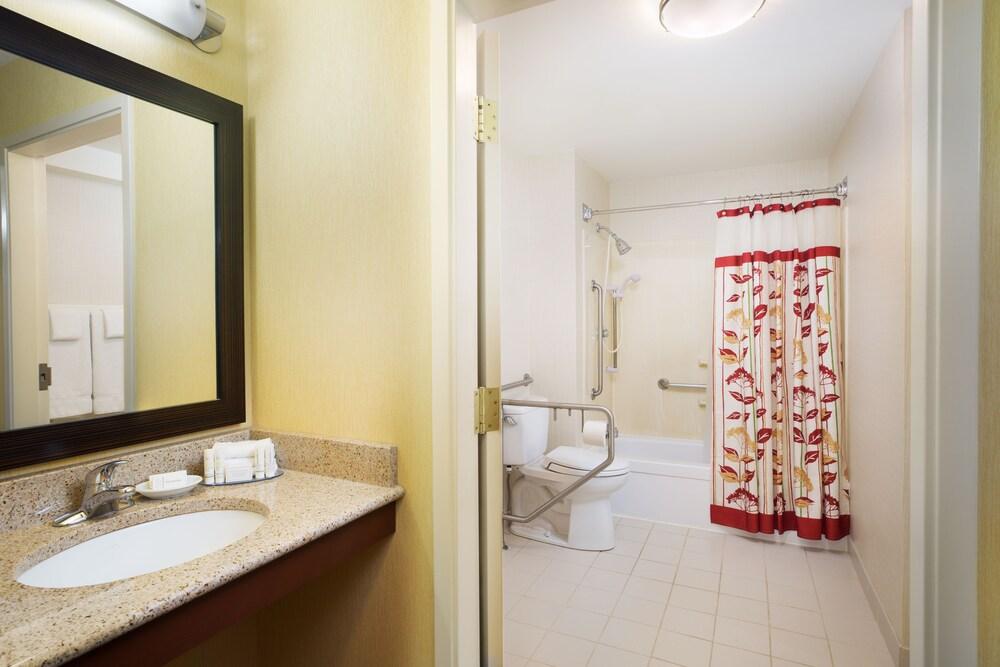 Courtyard By Marriott Ottawa Downtown Hotel Exterior photo